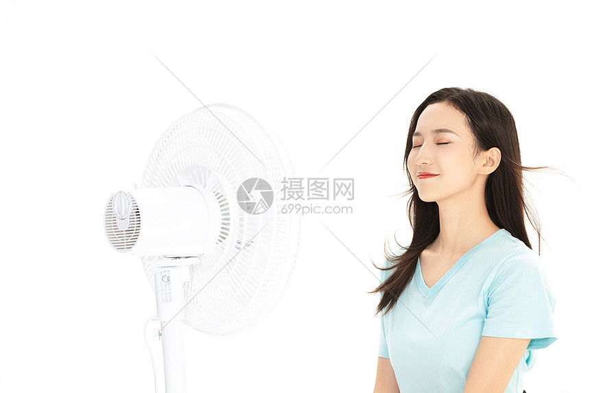 美女夏日吹风扇