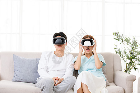 年轻情侣居家体验VR生活高清图片素材