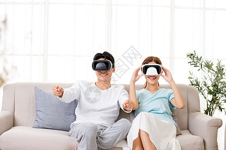 年轻情侣居家体验VR虚拟现实高清图片素材