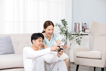情侣在家里客厅一起打游戏高清图片