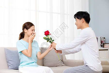 小两口丈夫向妻子赠送玫瑰背景