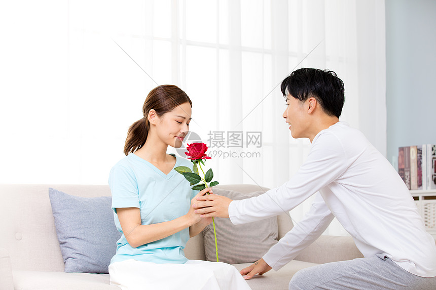 丈夫向妻子赠送玫瑰图片