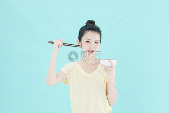 可爱女性手拿碗筷图片