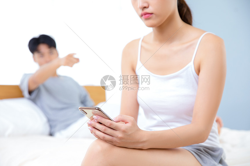 卧室内女性不理会男性图片