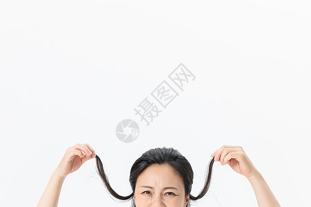 中年女性拿起辫子图片