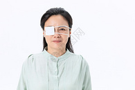 中年妇女眼部受伤图片