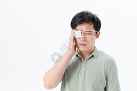 中年男性眼部受伤图片