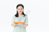 中年女性手拿胡萝卜图片