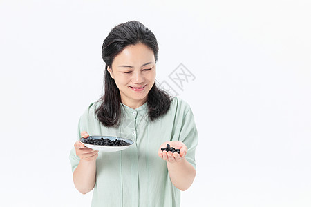 中年女性吃黑豆背景