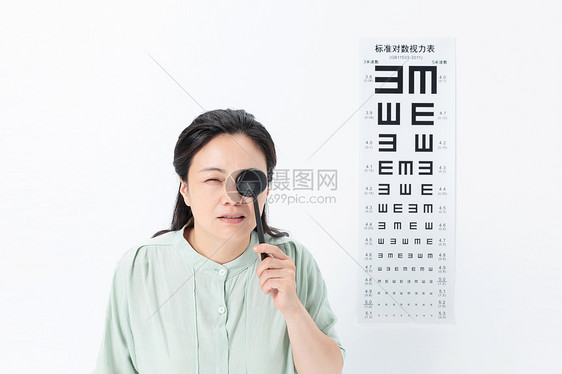 中年女性检查视力图片