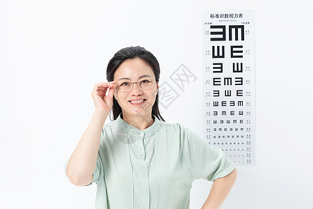 中年女性戴近视眼镜图片