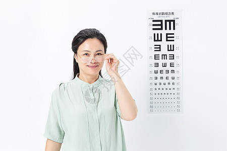 中年女性戴近视眼镜图片