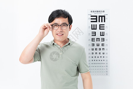 中年男性检查视力图片