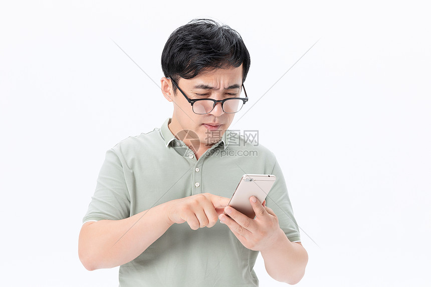中年人近视眼镜看手机