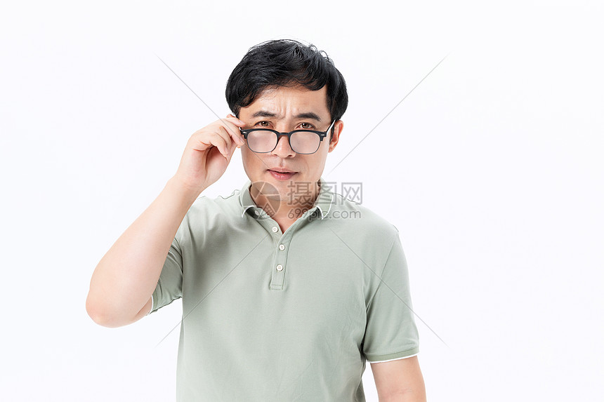中年男性戴眼镜