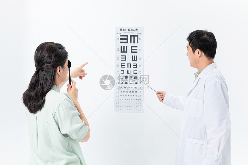 眼科医生给病人检查视力