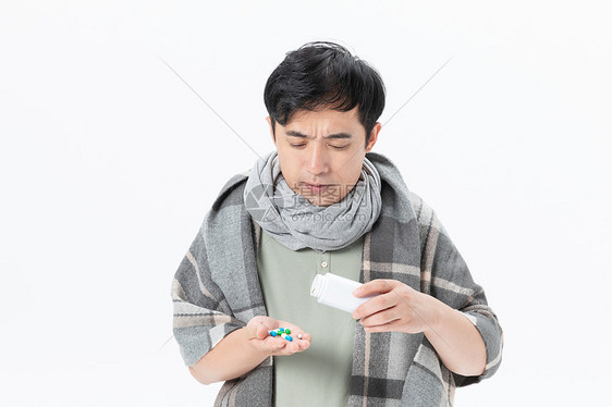 中年男性吃药图片
