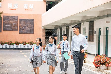 老师与学生边走边讨论问题图片