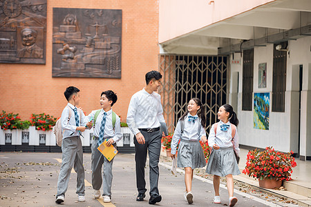 老师与学生边走边讨论问题图片