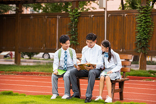 学生和老师坐在操场上讨论图片