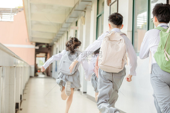 小学生教室走廊奔跑图片