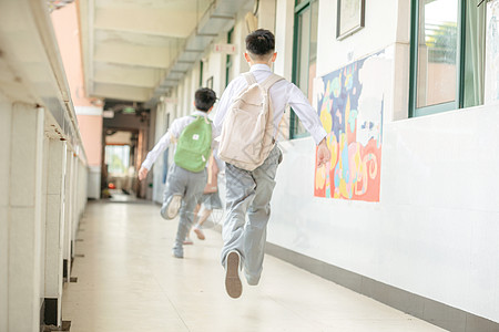 青少年奔跑小学生教室走廊奔跑背景