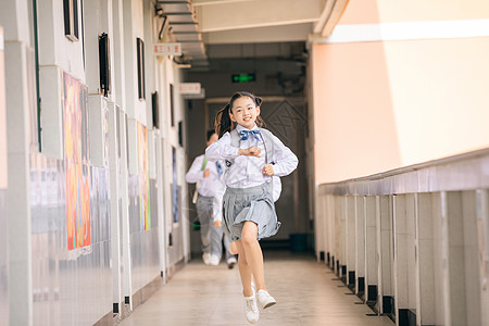 小学生教室走廊奔跑图片