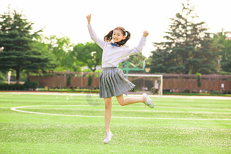 跳跃小女孩小学生操场跳跃背景