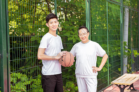 父子户外篮球场运动打篮球图片