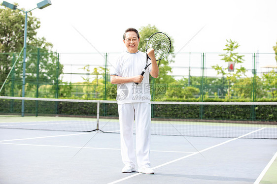 老人网球场打网球