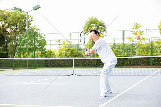 老人网球场打网球