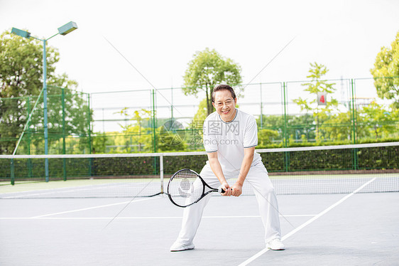 老人网球场打网球