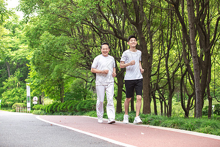 父子拥抱父子户外运动跑步背景