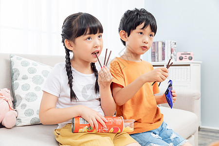 孩子吃零食儿童暑假居家吃零食背景