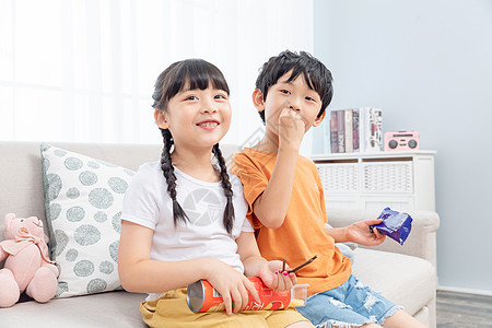 吃零食的小孩儿童暑假居家吃零食背景