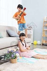儿童暑假居家弹吉他图片