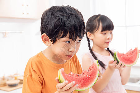 儿童暑假居家吃西瓜图片