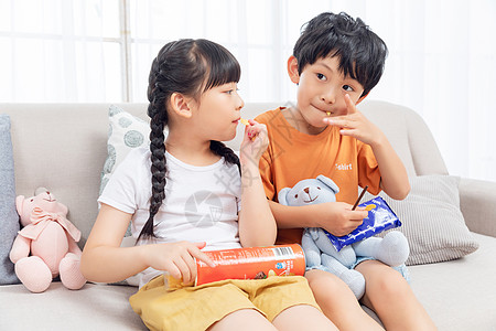 吃零食小孩儿童居家快乐暑假吃零食背景