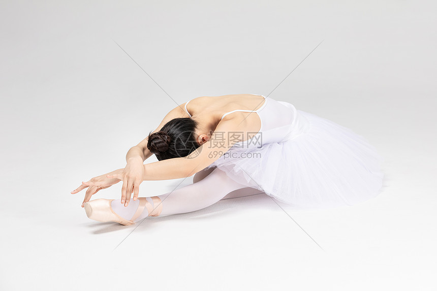 年轻美女芭蕾舞坐姿