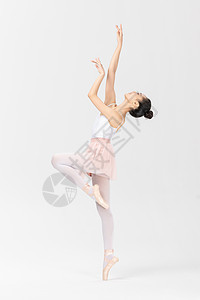 年轻美女跳芭蕾舞图片