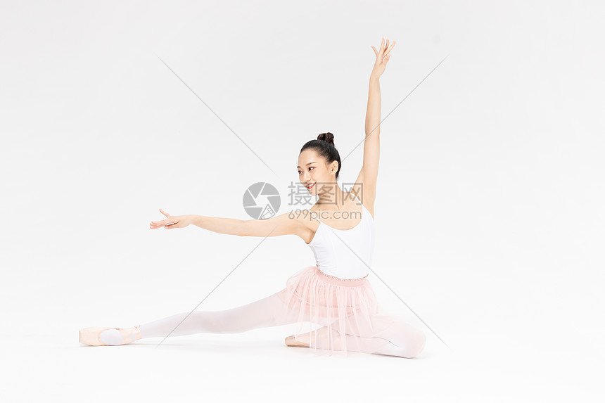 年轻美女芭蕾舞坐姿