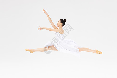 优雅舞蹈动作青年美女跳芭蕾舞背景