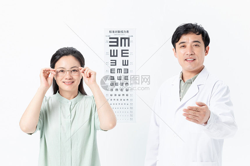 眼科医生给病人检查视力