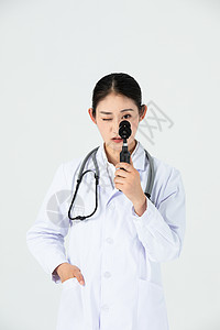 美女医生使用测视力工具图片