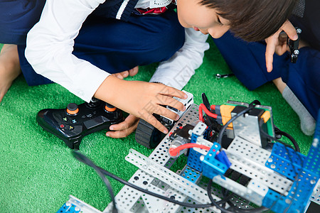 学生正在动手操作高清图片