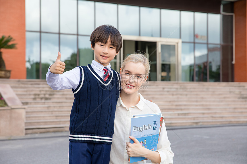 学生和外教老师和合影的点赞手势图片