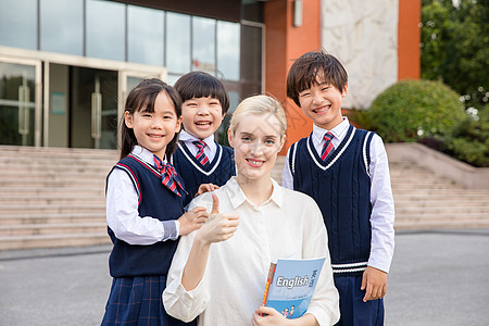 和熊宝宝合影外教老师和学生们微笑点赞背景