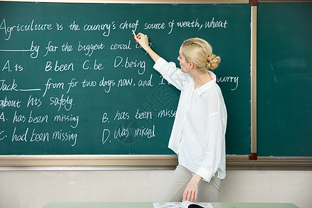 学校展板外教老师在黑板上讲课背景