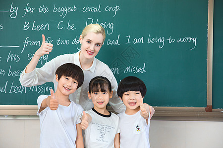 外教老师和学生们点赞手势背景