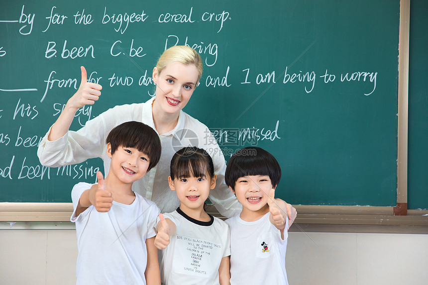 外教老师和学生们点赞手势图片